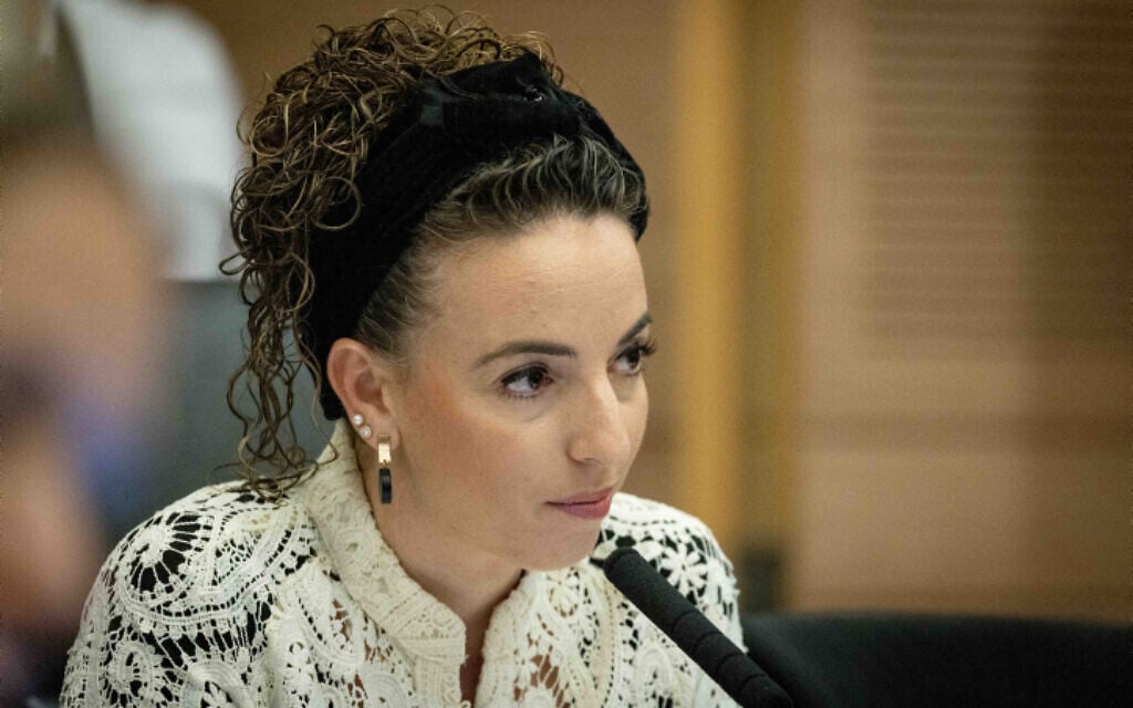 Rus porno: qiz kamming tashqarida