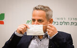Health Minister Nitzan Horowitz speaks during his visit to the Beilinson Medical Center on July 27, 2021. (Avshalom Sassoni/Flash90)