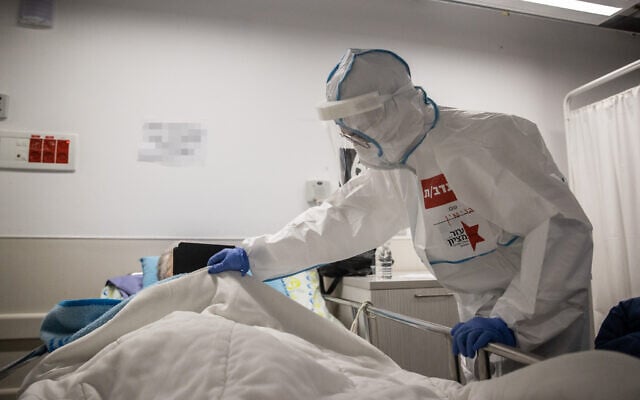 Medical staff in the Coronavirus ward of the Herzog Medical Center in Jerusalem, on July 29, 2021. (Yonatan Sindel/Flash90) Medical staff in the Coronavirus ward of the Herzog Medical Center in Jerusalem, on July 29, 2021. (Yonatan Sindel/Flash90)