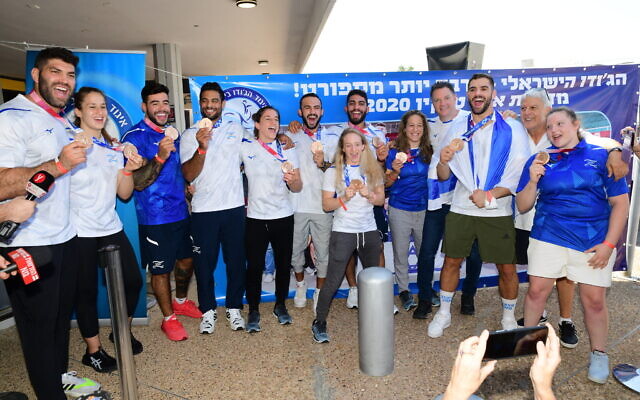 Israel's bronze medal-winning mixed judo team arrives at the Ben Gurion International Airport, July 27, 2021 (Avshalom Sassoni/FLASH90) Israel's bronze medal-winning mixed judo team arrives at the Ben Gurion International Airport, July 27, 2021 (Avshalom Sassoni/FLASH90)