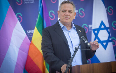 Health Minister Nitzan Horowitz speaks during a visit to Sheba Medical Center at Tel HaShomer in Ramat Gan on August 3, 2021. (Miriam Alster/Flash90)