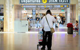 Travelers at Ben Gurion International Airport, on August 5, 2021. (Avshalom Sassoni/FLASH90)