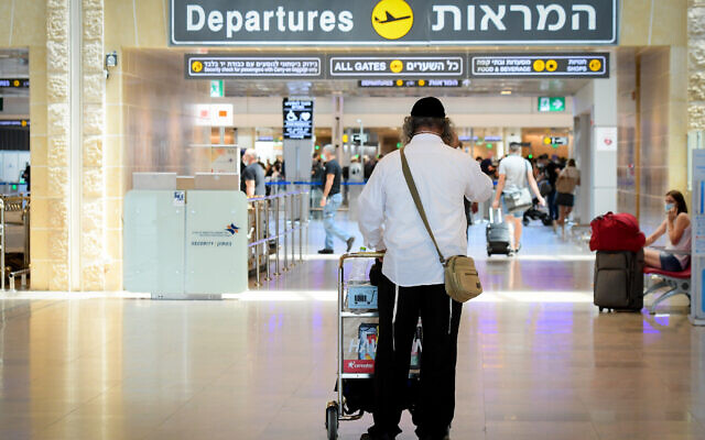 Departing travelers at Ben Gurion Airport on August 5, 2021. (Avshalom Sassoni/Flash90)