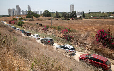 A line of cars waiting to enter a drive-thru coronavirus testing center in Rehovot on August 8, 2021. (Yossi Aloni/Flash90)
