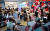 Israelis wearing face masks walk inside Dizengoff Center in Tel Aviv on August 9, 2021. (Miriam Alster/Flash90)