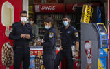 Police officers enforce COVID-19 emergency regulations in Jerusalem, August 11, 2021. (Olivier Fitoussi/Flash90)