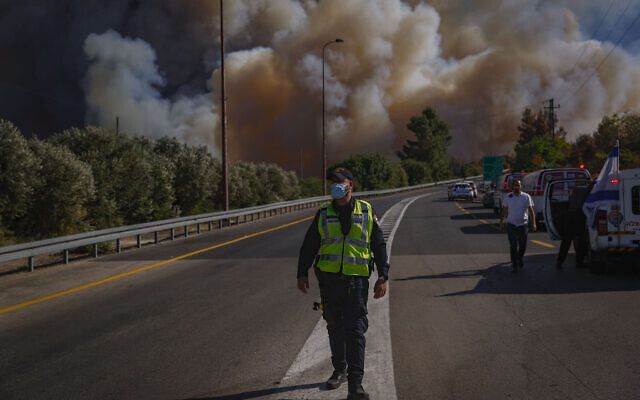 Firefighters at the site of a a brush fire west of Jerusalem, August 15, 2021. (Yonatan Sindel/ Flash90)