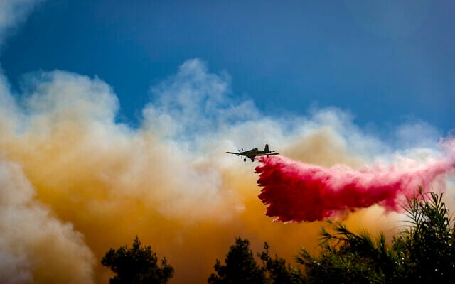 Firefighting planes try to extinguish a brush fire west of Jerusalem, August 15, 2021. (Yonatan Sindel/Flash90) Firefighting planes try to extinguish a brush fire west of Jerusalem, August 15, 2021. (Yonatan Sindel/Flash90)