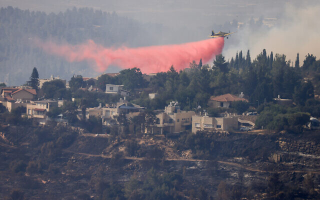 Firefighter planes try to extinguish a fire outside Givat Yearim in the Jerusalem Hills, August 16, 2021. (Olivier Fitoussi/Flash90)