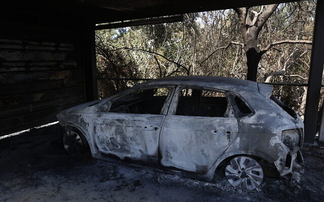 A burned car following a major fire near Beit Meir, August 16, 2021 (Yonatan Sindel/Flash90)