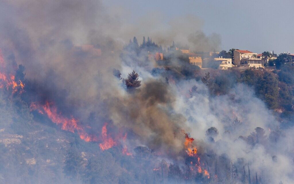 Fire closes in on Moshav Giva'at Ye'arim in the Jerusalem Hills, August 16, 2021. (Yonatan Sindel/Flash90) Fire closes in on Moshav Giva'at Ye'arim in the Jerusalem Hills, August 16, 2021. (Yonatan Sindel/Flash90)