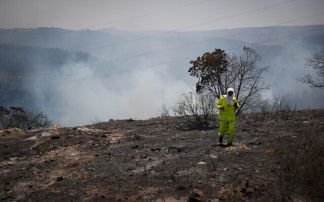 Firefighter working to extinguish a major fire near Beit Meir on  August 16, 2021 (Yonatan Sindel/Flash90)