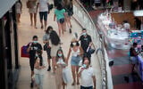 Israelis wear protective face masks in Dizengoff Center, Tel Aviv, on August 17, 2021. (Miriam Alster/Flash90)