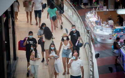 Israelis wear protective face masks in Dizengoff Center, Tel Aviv, on August 17, 2021. (Miriam Alster/Flash90)