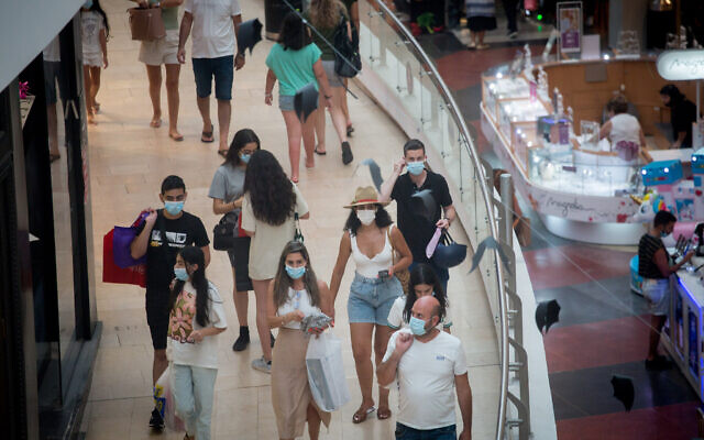 Israelis wear protective face masks in Dizengoff Center, Tel Aviv, on August 17, 2021. (Miriam Alster/Flash90) Israelis wear protective face masks in Dizengoff Center, Tel Aviv, on August 17, 2021. (Miriam Alster/Flash90)