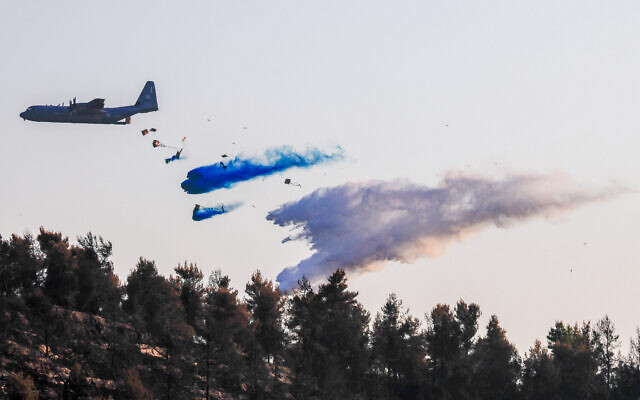 Israel Air Force plane Lockheed C-130, dubbed the Super Hercules, helps to extinguish a large fire in the Jerusalem mountains, on August 17, 2021. (Olivier Fitoussi/Flash90) Israel Air Force plane Lockheed C-130, dubbed the Super Hercules, helps to extinguish a large fire in the Jerusalem mountains, on August 17, 2021. (Olivier Fitoussi/Flash90)