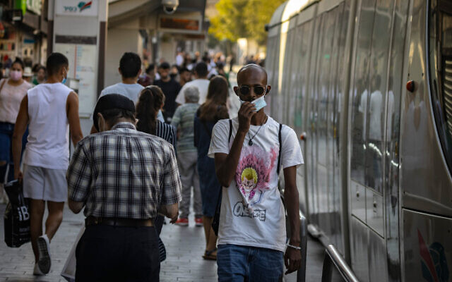 People walk along Jaffa Street in Jerusalem, on August 18, 2021. (Olivier Fitoussi/Flash90) People walk along Jaffa Street in Jerusalem, on August 18, 2021. (Olivier Fitoussi/Flash90)