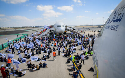 Aviation industry workers protest against COVID-19 regulations at Ben Gurion Airport, August 19, 2021. (Avshalom Sassoni/Flash90)