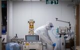 Medical workers wear safety gear as they work in the coronavirus ward of Shaare Zedek hospital in Jerusalem on August 23, 2021. (Yonatan Sindel/Flash90)