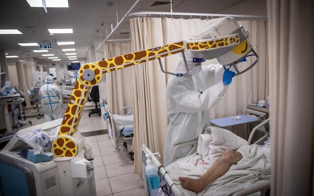Shaare Zedek hospital team members wearing safety gear as they work in a coronavirus ward on August 23, 2021. (Yonatan Sindel/Flash90) Shaare Zedek hospital team members wearing safety gear as they work in a coronavirus ward on August 23, 2021. (Yonatan Sindel/Flash90)