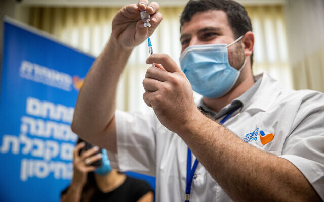 A health worker prepares a Covid-19 vaccine in Jerusalem, on August 24, 2021. (Yonatan Sindel/Flash90) A health worker prepares a Covid-19 vaccine in Jerusalem, on August 24, 2021. (Yonatan Sindel/Flash90)