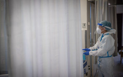 Hadassah Ein Kerem team members wearing safety gear as they work in the coronavirus ward of the Hadassah Ein Kerem medical center in Jerusalem on August 25, 2021. (Yonatan Sindel/Flash90)