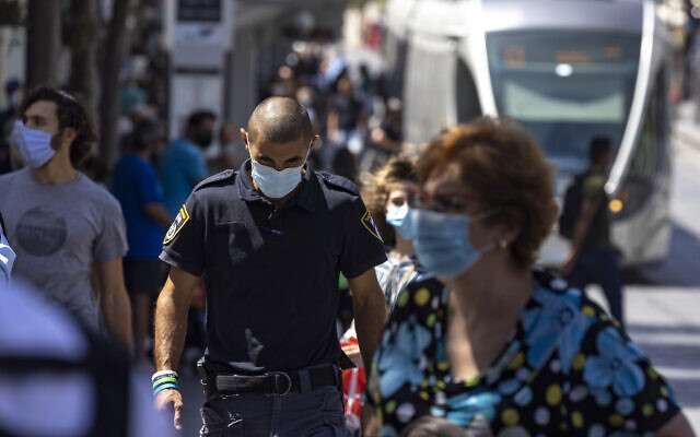Israelis, some wearing face masks, walk on Jaffa Street in Jerusalem, August 29, 2021. (Olivier Fitoussi/Flash90) Israelis, some wearing face masks, walk on Jaffa Street in Jerusalem, August 29, 2021. (Olivier Fitoussi/Flash90)