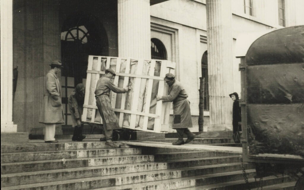 Repatriated art being moved, circa 1945-1949. (Johannes Felbermeyer/ Getty Research Institute, Los Angeles)