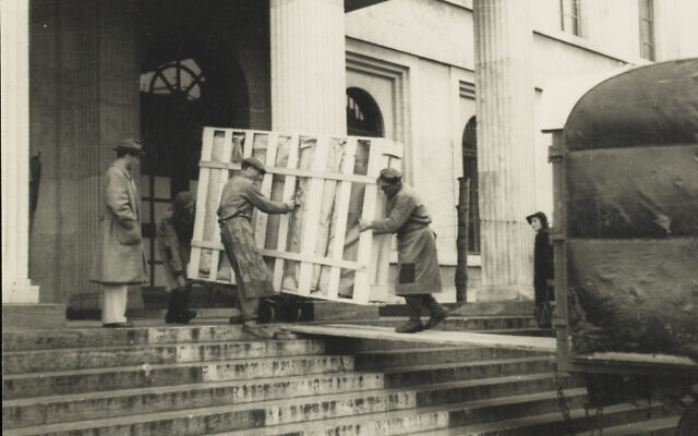 Repatriated art being moved, circa 1945-1949. (Johannes Felbermeyer/ Getty Research Institute, Los Angeles)