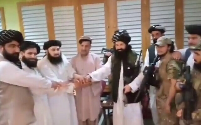 Hashmat Ghani is reportedly seen pledging allegiance to the Taliban, on August 21, 2021. (Screenshot: Twitter) Hashmat Ghani is reportedly seen pledging allegiance to the Taliban, on August 21, 2021. (Screenshot: Twitter)