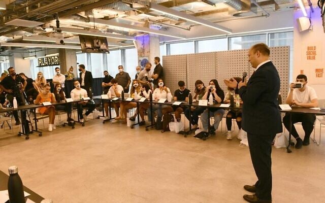Prime Minister Naftali Bennett meets with internet influencers to persuade them to push vaccination, on August 5, 2021 (Haim Zach/GPO) Prime Minister Naftali Bennett meets with internet influencers to persuade them to push vaccination, on August 5, 2021 (Haim Zach/GPO)