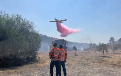 A firefighting plane works to extinguish a blaze near Jerusalem, August 25, 2021. (United Hatzala)