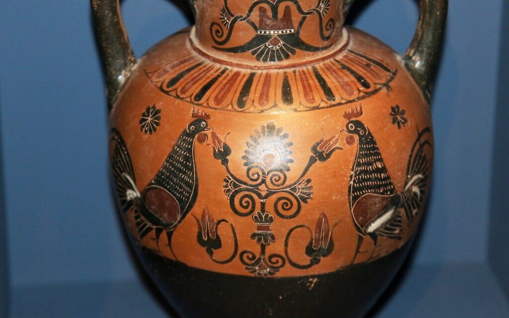 An ancient Greek amphora with two roosters on display at the Bible Lands Museum's exhibit 'Early Birds.' (Shmuel Bar-Am)