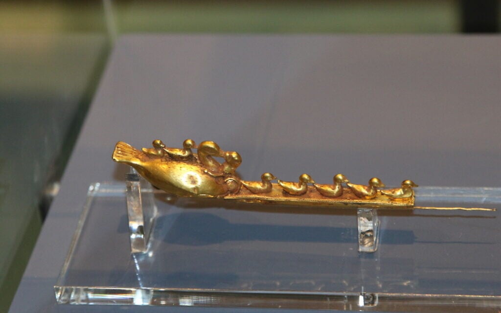 A 2,600-year-old Italian brooch featuring a family of ducks being attacked by a predator, on display at the Bible Lands Museum's exhibit 'Early Birds.' (Shmuel Bar-Am)