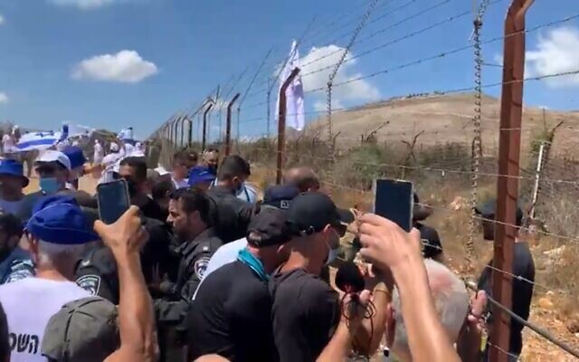 Protesting farmers attempt to breach the border with Lebanon on August 17, 2021. (Screenshot/Kan) Protesting farmers attempt to breach the border with Lebanon on August 17, 2021. (Screenshot/Kan)