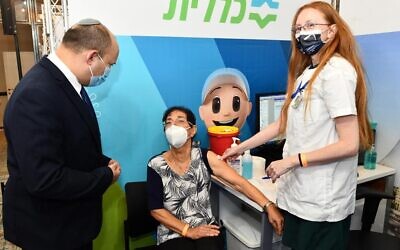Prime Minister Naftali Bennett (L) at the opening of a vaccination center in Jerusalem, August 4, 2021 (Haim Zach / GPO)