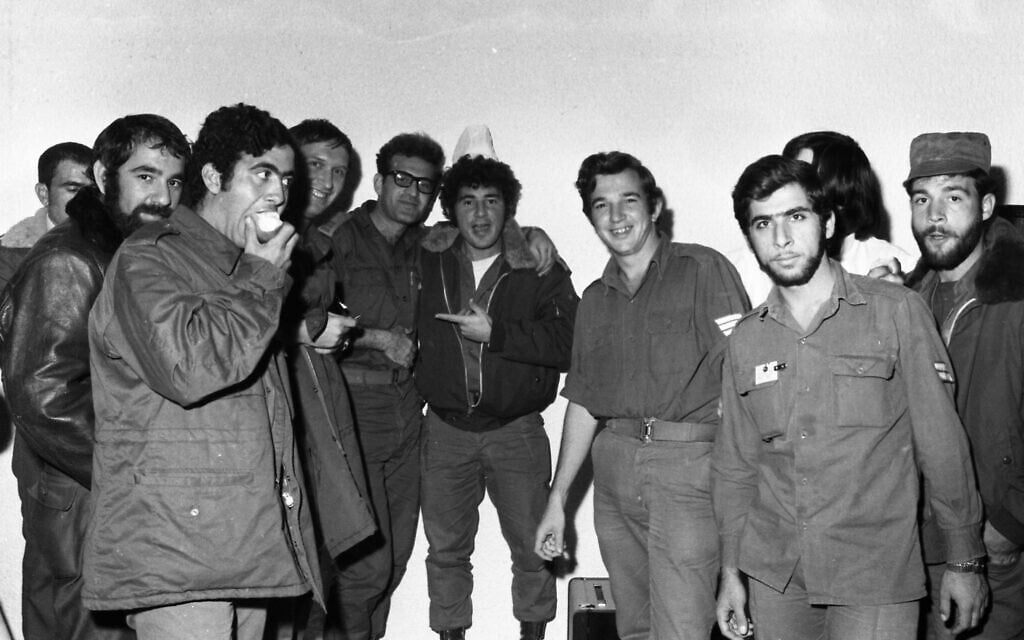 Israeli prisoners of war attend a meeting on a military base in Zichron Yaakov on Novermber 26, 1973. (Ron Ilan/Israel Defense Forces/Defense Archive)