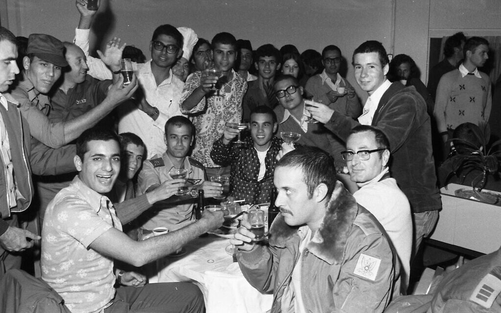 Israeli prisoners of war attend a meeting on a military base in Zichron Yaakov on Novermber 26, 1973. (Ron Ilan/Israel Defense Forces/Defense Archive)