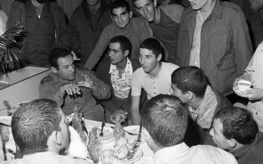 Israeli prisoners of war attend a meeting on a military base in Zichron Yaakov on Novermber 26, 1973. (Ron Ilan/Israel Defense Forces/Defense Archive)