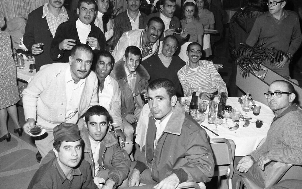 Israeli prisoners of war attend a meeting on a military base in Zichron Yaakov on Novermber 26, 1973. (Ron Ilan/Israel Defense Forces/Defense Archive)