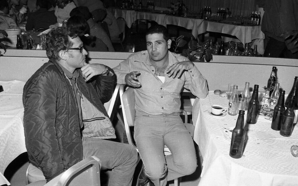 Israeli prisoners of war attend a meeting on a military base in Zichron Yaakov on Novermber 26, 1973. (Ron Ilan/Israel Defense Forces/Defense Archive)
