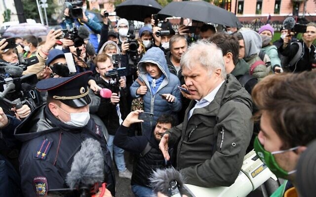 Deputy of the Moscow City Duma Sergei Mitrokhin (R) speaks with a police officer, during a demonstration called to protest against the creation of the status of "foreign agent" imposed to several independent and opposition media, in central Moscow, on September 4, 2021. (Natalia KOLESNIKOVA / AFP) Deputy of the Moscow City Duma Sergei Mitrokhin (R) speaks with a police officer, during a demonstration called to protest against the creation of the status of "foreign agent" imposed to several independent and opposition media, in central Moscow, on September 4, 2021. (Natalia KOLESNIKOVA / AFP)