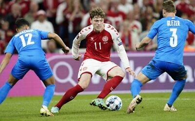 (L-R) Israel's defender Sun Menachem, Denmark's forward Andreas Skov Olsen and Israel's midfielder Dan Leon Glazer vie for the ball during the FIFA World Cup Qatar 2022 qualification Group F football match between Denmark and Israel in Copenhagen, on September 7, 2021. (Photo by Mads Claus Rasmussen / Ritzau Scanpix / AFP)