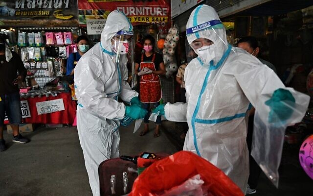 The research team from Chulalongkorn University's chemistry department collects sweat samples from vendors in a fresh market on September 8, 2021, as they develop a novel device that detects the COVID-19 coronavirus through specific odors, in Bangkok. (Lillian SUWANRUMPHA / AFP) The research team from Chulalongkorn University's chemistry department collects sweat samples from vendors in a fresh market on September 8, 2021, as they develop a novel device that detects the COVID-19 coronavirus through specific odors, in Bangkok. (Lillian SUWANRUMPHA / AFP)