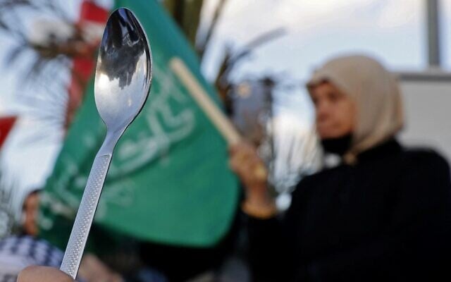 Arab-Israeli protesters lift spoons, reportedly the digging tool used by six Palestinian prisoners who escaped from Israel's Gilboa prison, as they demonstrate in the mostly Arab city of Umm al-Fahm in northern Israel, on September 10, 2021. (JACK GUEZ / AFP) Arab-Israeli protesters lift spoons, reportedly the digging tool used by six Palestinian prisoners who escaped from Israel's Gilboa prison, as they demonstrate in the mostly Arab city of Umm al-Fahm in northern Israel, on September 10, 2021. (JACK GUEZ / AFP)