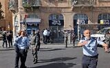 Israeli police officers gather outside the site of a stabbing attack, in Jerusalem on September 13, 2021. (AHMAD GHARABLI / AFP)