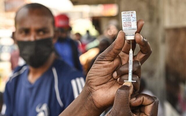 A health official prepares a syringe with the Moderna COVID-19 vaccine prior to administering it during a mass Covid-19 vaccination drive in Nairobi on September 17, 2021. (Simon MAINA / AFP) A health official prepares a syringe with the Moderna COVID-19 vaccine prior to administering it during a mass Covid-19 vaccination drive in Nairobi on September 17, 2021. (Simon MAINA / AFP)