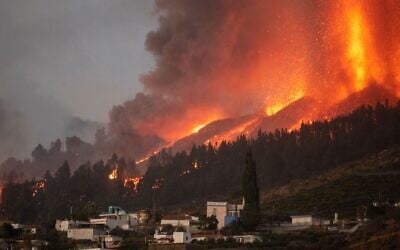 Mount Cumbre Vieja erupts in El Paso, spewing out columns of smoke, ash and lava as seen from Los Llanos de Aridane on the Canary island of La Palma on September 19, 2021. (Photo by DESIREE MARTIN / AFP)
