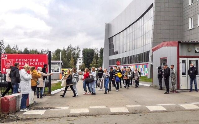 Students evacuate a building of the Perm university campus in Perm, Russia on September 20, 2021 following a shooting. (Olga Yushkova / AFP) Students evacuate a building of the Perm university campus in Perm, Russia on September 20, 2021 following a shooting. (Olga Yushkova / AFP)