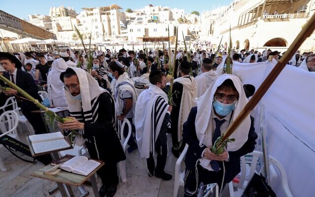 Worshippers pray in front of the Western Wall in Jerusalem's Old City, during the priestly blessing for the festival of Sukkot, September 22, 2021 (Emmanuel DUNAND / AFP)